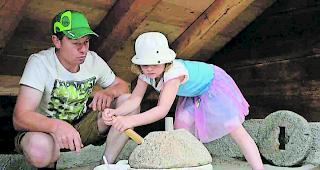 Anpacken. Auch das Mahlen von Roggen ist am Samstag in Erschmatt m&ouml;glich. 