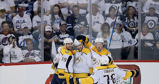 Stark. In Spiel 6 der NHL-Playoff-Viertelfinals hat Nashville gegen Winnipeg einen deutlichen 4:0-Sieg gefeiert. Der Schweizer Roman Josi (links) gl&auml;nzte mit zwei Assists.