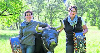 Junge K&ouml;nigin. Imelda (links) und Fabienne Williner sind m&auml;chtig stolz auf ihre &laquo;Veielett&raquo;, die sich am Sonntag in Aproz die prestigetr&auml;chtige Krone als Reine des Reines erk&auml;mpft hat.  