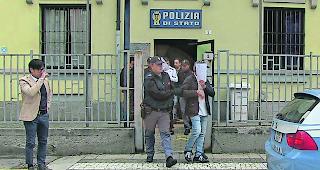 Zugriff. Die italienische Polizei verhaftete am Montagmorgen 13 Verd&auml;chtige. 