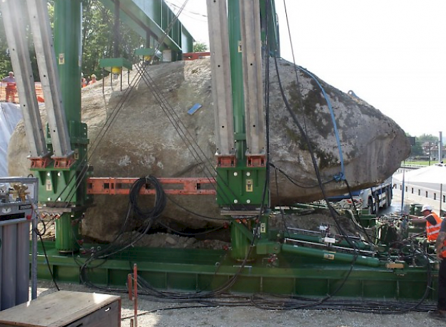 Ein fast 400 Tonnen schwerer Findling ist am Mittwoch in Muri bei Bern verschoben worden. 