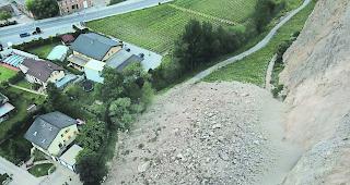 Gl&uuml;ck gehabt. Die Felsmassen kamen unmittelbar vor den Wohnh&auml;usern in Siders zum Stillstand. 