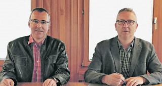 Schulden gesenkt. Gemeindeschreiber Romeo Blatter (links) und Gemeindepr&auml;sident Urban Eyer sind mit der Verwaltungsrechnung 2017 zufrieden.  