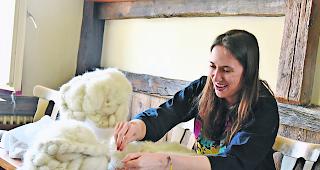 Spannend. Laura Locher erarbeitet mit Schafwolle Kost&uuml;me und B&uuml;hnenbild f&uuml;r die &laquo;Schafswaldklinik&raquo; von Theater Leuk: &laquo;Spannend, so etwas zu machen&raquo;, sagt sie. 