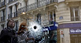 Ein Mann hat am Samstagabend im Stadtzentrum von Paris mehrere Personen mit einem Messer angegriffen. Der Attent&auml;ter wurde von der Polizei erschossen. 