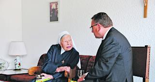 Gl&uuml;ckwunsch. Staatsrat Roberto Schmidt gratulierte Schwester Ambroise zum Geburtstag. 