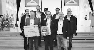 Grund zur Freude. F&uuml;r das Projekt &laquo;B&auml;rg&uuml;f&raquo; erhielt der Lions Club Simplon die h&ouml;chste Auszeichnung der Lions-Bewegung. Die anwesenden Vertreter des LC Simplon: Ren&eacute; Wellig, Rob Salemink, Patrick Gruber, Dean Henzen, Philipp Pfammatter, Christian Andenmatten, Bernhard Eyer, Stephan Heimberg (v. links).  