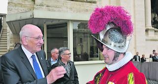 Grosse Ehre. Hauptmann Adrian Ambord mit alt Bundesrat Pascal Couchepin. 