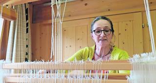 In Aktion. Helga Jossen ist fasziniert von der Arbeit mit den H&auml;nden. Diese Begeisterung gibt sie in der offenen Webstube weiter. 