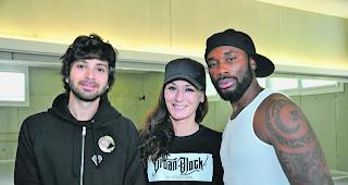 Ein illustres Trio. Moose (links) alias Adam G. Sevani mit Assistentin L&eacute;a Philipp von der Tanzproduktion Urban Block und Sally Sly, Tanzlehrer im Sosta. 