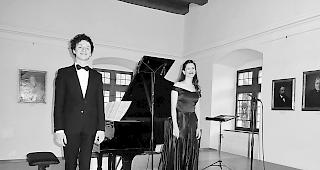 Rilke in Liedern. Sie erhielten f&uuml;r ihre &laquo;Hommage &agrave; Rilke&raquo; &uuml;beraus grossen Applaus: Pianist Benjamin Malcolm Mead und Sopranistin Franziska Andrea Heinzen.  