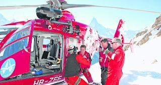 Arzt an Bord. Die medizinische Versorgung bereits w&auml;hrend des Rettungseinsatzes bezeichnet Beat H. Perren als eine der wichtigsten Errungenschaften der Air Zermatt. 