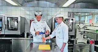 Kochexperte. Zauberhafte Momente in der Schulungsk&uuml;che von GastroGraub&uuml;nden.  