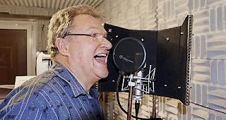 Hansr&uuml;edi bei den Aufnahmen im Tonstudio.