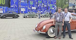 Herbert und Martin Nanzer (l.) stehen vor ihrem &laquo;Brezelk&auml;fer&raquo; Jahrgang 1951.