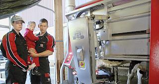 Raphaela und Herbert Bregy blicken nach dem Kauf des Melkroboters in eine unsichere Zukunft.