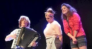 Andreas Bittl, Barbara Terpoorten &ndash; Maurer und Barbara Heynen bei der Premiere von &laquo;Chez Roswitha&raquo;: Das kam bestens an beim Publikum in Visper La Poste.