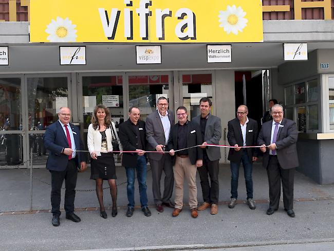 Die 39. Vifra ist eröffnet: Präsidenten der Gemeinden des Ehrengasts Region Stalden mit den Vifra-Verantwortlichen und dem Visper Gemeindepräsident Niklaus Furger (ganz links). 