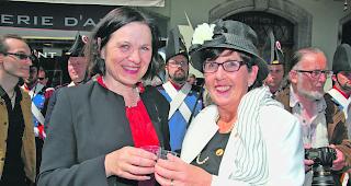 Prosit. Regierungspr&auml;sidentin Esther Waeber-Kalbermatten (links) st&ouml;sst mit Landeshauptfrau Anne-Marie Sauthier-Luyet auf gute Zusammenarbeit an. 