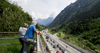 Geduldsprobe. Am Samstag erreichte die stehende Autokolonne zwischen Buochs (NW) und dem Gotthard-Nordportal in G&ouml;schenen (UR) eine L&auml;nge von 28 Kilometern. Auch am Sonntagmorgen staute sich der Verkehr, die Wartezeit betrug allerdings nur rund 20 Minuten.