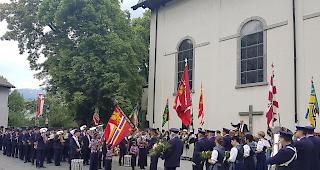 Grosse Ehre. Beim Bezirksmusikfest in Turtmann konnten die Verantwortlichen zahlreiche Musikanten ehren, die zusammen auf eine Aktivzeit von 660 Jahren kommen.