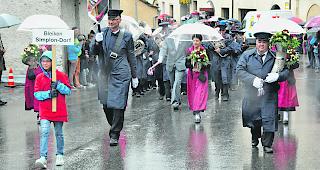 Heimspiel. Mit neuer Fahne l&auml;utete die MG &laquo;Bleiken&raquo;, Simplon Dorf, den Einmarsch ein. 