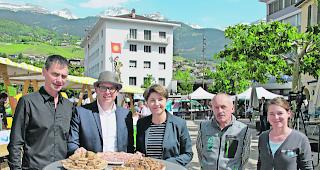 Gelungene Pr&auml;sentation. Peter Oggier, Direktor Naturpark Pfyn-Finges, Diego Grichting, Pr&auml;sident Naturpark Pfyn-Finges, Viola Amherd, Pr&auml;sidentin Landschaftspark Binntal, Paolo Crosa Lenz, Pr&auml;sident der Verwaltung f&uuml;r Naturschutzgebiete von Ossola, und Dominique Weissen, Gesch&auml;ftsleiterin Landschaftspark Binntal (von links), beim Besuch in Siders. 