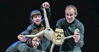 Humorvoll. Szene aus &laquo;The Table&raquo;: England hat auch nach dem Brexit den Humor nicht verloren.  