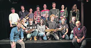 Nachwuchskr&auml;fte. Die Jugend-Big-Band der AMO mit ihren Leitern Beat Jaggy (links) und Alex R&uuml;edi: Gemeinschaftskonzert in Sicht. 