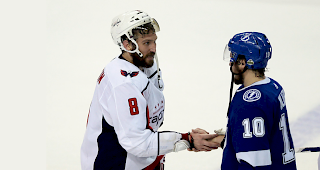 Geschafft. Der russische Superstar Alexander Owetschkin (links) spielt mit seinen Washington Capitals gegen die Vegas Golden Knights um den Stanley-Cup.