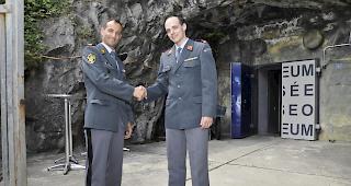 Oberstleutnant im Generalstab Robert-Peter Eyer (links) &uuml;bergibt die Pr&auml;sidentschaft der OGO an Hauptmann Diego Heinen. 