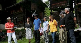 F&ouml;rdervereinspr&auml;sidentin Rose-Marie Zumofen &uuml;bergibt den Beteiligten und Mitwirkenden ein Exemplar des druckfrischen Buches &laquo;Ammoltre Ammern Ammere &ndash; Weiler der wilden Kirschen&raquo;.