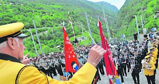 Gesamtspiel. Konrad Walter von der MG &laquo;Hannigalp&raquo; dirigiert beim offiziellen Festakt auf dem Bahnhofplatz die Musikanten des Weissen Zenden. 