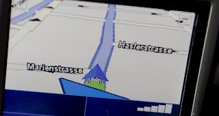 Weil ein Lieferwagenfahrer dem Navi-Ger&auml;t blindlings vertraute, blieb sein Fahrzeug in unwegsamem Gel&auml;nde stecken. 