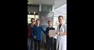 Eine Leuker OS-Sch&uuml;lervertretung &uuml;bergibt den Check von 1000 Franken an SZO-P&auml;diatrie-Chefarzt Dr. Simon Fluri.