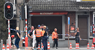 Polizisten untersuchen den Tatort in L&uuml;ttich.