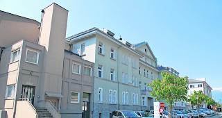 Geld f&uuml;r Projekte. Das alte Spital in Brig-Glis ist Teil der zum Verkauf stehenden Liegenschaften des Vereins Zentrum Saltina. 