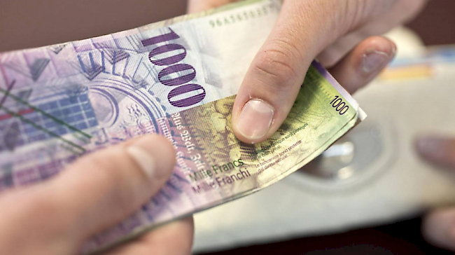 Keine Änderung. Die 1000-Franken-Note werde von der Bevölkerung als Zahlungsmittel rege genutzt und werde demnach nicht abgeschafft, erklärte die Schweizerische Nationalbank am Donnerstag.