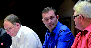 Aff&auml;re Cleusix. Im Rahmen einer Pressekonferenz machte Patrice Martinet, Gemeindepr&auml;sident von Leytron (mitte), im 2014 auf einer Steuerstreit zwischen seiner Gemeinde und Cleusix aufmerksam.