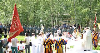 Der Zug der Gl&auml;ubigen machte w&auml;hrend der Prozession an drei Alt&auml;ren Halt.