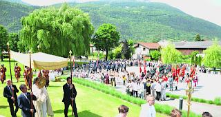 W&uuml;rdevoll. In Raron beschloss Pfarrer Paul Martone zusammen mit mehreren Hundert Gl&auml;ubigen, Gardisten, einer knapp 50 Mann starken Ehrenkompanie sowie den lokalen Musikvereinen die Fronleichnamsprozession vor der Felsenkirche. 