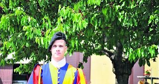 Kurzurlaub in Raron. Der gelernte Zimmermann Robin Salzmann steht seit Oktober 2017 in Diensten der P&auml;pstlichen Schweizergarde. 