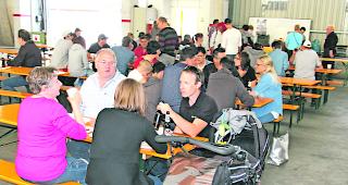 Gesellig. Im Anschluss an den Rundgang fanden sich die Mitarbeiter und ihr Anhang in der Speditionshalle zum gem&uuml;tlichen Beisammensein ein. 