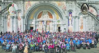 Pilgerschar. Die Oberwalliser und Deutschfreiburger vor der Rosenkranzbasilika in Lourdes. 