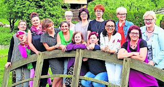 Erfolgreich. Vorne von links: Ingrid Furrer, Mathilde Jordan-Gitz, Marie-Therese Schmidt, Maja Walczyk, Gaby Rieder, Corinne Witschard, Jeanette Menzel, Lana Kuonen, Kornelia Wachenheim.Hinten von links: Mandy Krakow, Rafaela Arnold-Walker, Maria Rittiner-Zenklusen, Margrit Arnold-Klein (Kursleiterin), Marie-Therese Albrecht-Grichting (Kursverantwortliche). 