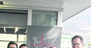 Timing. Leuker OS-Sch&uuml;lervertretung &uuml;bergibt den Check von 1000 Franken an SZO-P&auml;diatrie-Chefarzt Dr. Simon Fluri. Die Spende kommt gerade zur richtigen Zeit. 