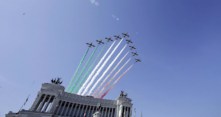 Ehrgeizige Ziele. Die erste rein populistische Regierung Westeuropas plant eine Abkehr von der Sparpolitik der vergangenen Jahre, etwa durch das Absenken des Rentenalters und Steuersenkungen.