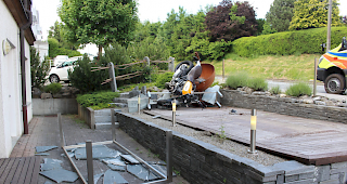 Das Motorrad ist auf einem Gartengrill zum Stillstand gekommen.