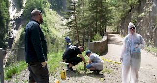 Die Teilnehmer nehmen ihre Ermittlungen auf.