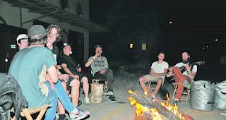 Gem&uuml;tliche Runde. Musiker und Konzertbesucher lassen den Tag bei Lagerfeuerstimmung ausklingen.  